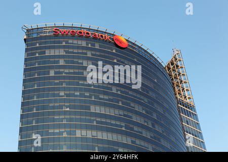 Riga, Lettonie - 22 mai 2024 : immeuble de bureaux Swedbank à Riga. Swedbank est un groupe bancaire nordique-balte basé à Stockholm, en Suède Banque D'Images