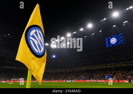 Milan, Italie. 22 septembre 2024. Drapeau d'angle avec logo Inter lors du match de football Serie A entre l'Inter et Milan au stade San Siro de Milan, Italie - 22 septembre 2024. Sport - Football (photo de Fabio Ferrari/LaPresse) crédit : LaPresse/Alamy Live News Banque D'Images