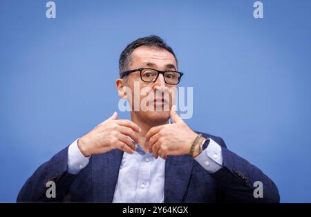 CEM Oezdemir, Bundesminister fuer Landwirtschaft und Ernaehrung, gibt spricht in der Bundespressekonferenz zur Vorstellung des Ernaehrungsreport 2024 à Berlin, 24.09.2024. Berlin Deutschland *** CEM Oezdemir, ministre fédéral de l'Agriculture et de l'alimentation, intervient lors de la conférence de presse fédérale sur la présentation du rapport sur la nutrition 2024 à Berlin, 24 09 2024 Berlin Allemagne Copyright : xJulianexSonntagx Banque D'Images