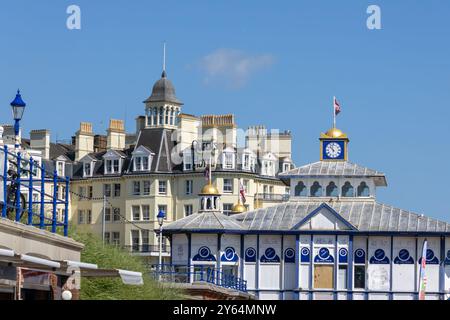 EASTBOURNE, EAST SUSSEX, Royaume-Uni, AOÛT 29 : vue des bâtiments depuis la promenade dans East Sussex le 29 août 2024 Banque D'Images