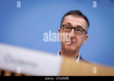 CEM Oezdemir, Bundesminister fuer Landwirtschaft und Ernaehrung, gibt spricht in der Bundespressekonferenz zur Vorstellung des Ernaehrungsreport 2024 à Berlin, 24.09.2024. Berlin Deutschland *** CEM Oezdemir, ministre fédéral de l'Agriculture et de l'alimentation, intervient lors de la conférence de presse fédérale sur la présentation du rapport sur la nutrition 2024 à Berlin, 24 09 2024 Berlin Allemagne Copyright : xJulianexSonntagx Banque D'Images