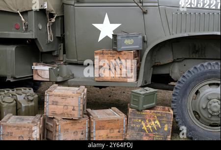 guerre mondiale deux boîtes de munitions en bois et camion de l'armée américaine Banque D'Images