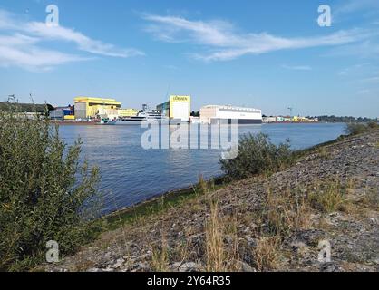 Die Lürssen-Werft in Bremen-Vegesack auf dem Gelände der in Konkurs gegangenen Vulkan-Werft, aufgenommen von Lemwerder auf dem gegenüberliegenden linken Weserufer. AM Werftkai liegt eine namenlose Luxusyacht. Unter dem Unternehmensdach der Lürssen maritime Beteiligungen GmbH arbeiten die Firmenbereiche Naval Vessel Lürssen Group NVL für den Marineschiffbau sowie Lürssen Yachts für Private Großjachten. Zur Firmengruppe gehören auch Werften in Hamburg Blohm Voss, Wilhelmshaven Neue Jadewerft, Schacht-Audorf BEI Rendsburg Lürssen Kröger Werft und Wolgast Peene-Werft. *** Le chantier naval de Lürssen à Banque D'Images