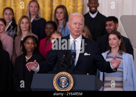 Washington, Vereinigte Staaten. 23 septembre 2024. Le président des États-Unis Joe Biden accueille le Gotham F.C. à la Maison Blanche à Washington, DC pour célébrer leur saison de championnat 2023, le 23 septembre 2024. Crédit : Chris Kleponis/CNP/dpa/Alamy Live News Banque D'Images