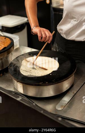 French Crepe suzette étant faite sur un grill Banque D'Images