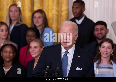 Washington, Vereinigte Staaten. 23 septembre 2024. Le président des États-Unis Joe Biden accueille le Gotham F.C. à la Maison Blanche à Washington, DC pour célébrer leur saison de championnat 2023, le 23 septembre 2024. Crédit : Chris Kleponis/CNP/dpa/Alamy Live News Banque D'Images