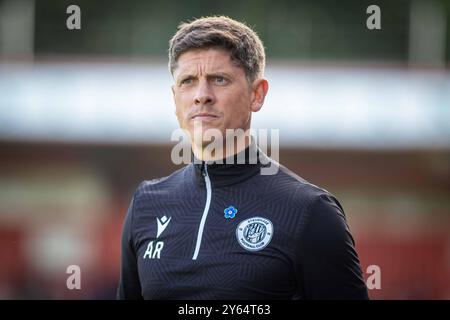 Alex Revell debout sur la ligne de touche pendant un match de football alors qu'il était manager du Stevenage Football Club Banque D'Images