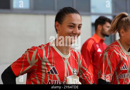 München, Deutschland 23. Septembre 2024 : Fussball, FRAUEN, GOOGLE PIXEL FRAUEN-BUNDESLIGA, saison 2024/2025, FC Bayern München - TSG 1899 Hoffenheim, Campus Maria Luisa Grohs (FC Bayern München) Kopf, Oberkörper auf dem Weg zum Aufwärmen Banque D'Images