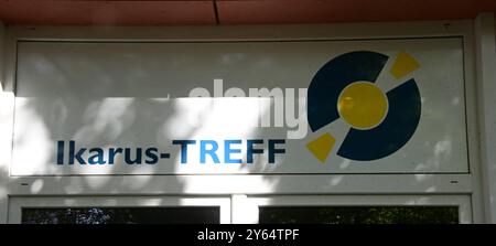 DATE D'ENREGISTREMENT NON INDIQUÉE Grundstein für ältestes Plattenbaugebiet Ostdeutschlands wurde 1974 gelegt in diesem Jahr jährt sich die Grundsteinlegung für das Wohngebiet Fritz Heckert im ehemaligen Karl-Marx-Stadt zum 50. Mal. Es wurde das zweitgrößte innerstädtische Neubaugebiet der damaligen DDR. Auf einer Fläche von 750 Hektar lebten in 32,300 Wohnungen zeitweise 92,000 Menschen. Die Grundsteinlegung m Süden Karl-Marx-Stadts War ein städtebauliches und gesellschaftliches Großprojekt in bis dahin unbekannten Dimensionen. Die feierliche Grundsteinlegung AM 5. Oktober 1974 stellte den offiziellen Ba Banque D'Images