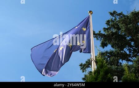 Drapeau de l'Union européenne agitant contre le ciel fond sur Un pôle Banque D'Images