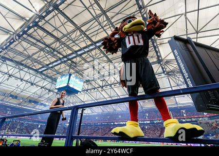 Gelsenkirchen, Deutschland. 22 septembre 2024. firo : 22.09.2024, Football américain, ELF, Ligue européenne de football, Championnat Game 2024, Rhein Fire vs Vienna Vikings la mascotte de l'équipe de Rhin Fire Gesture, gesticulates, Gesture, Credit : dpa/Alamy Live News Banque D'Images