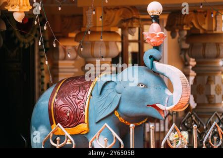 Mapusa, Goa, Inde.Statue d'éléphant près du Shree Ganesh Mandir, temple de Ganeshpuri.Site d'intérêt célèbre et destination populaire Banque D'Images