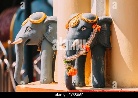 Mapusa, Goa, Inde.Statue d'éléphant près du Shree Ganesh Mandir, temple de Ganeshpuri.Site d'intérêt célèbre et destination populaire Banque D'Images