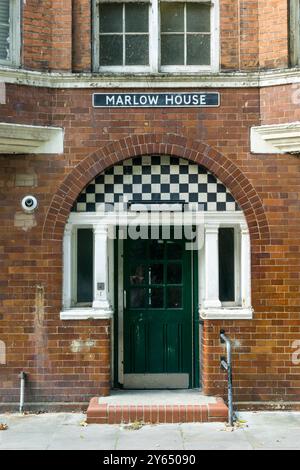 Entrée à Marlow House sur le domaine Boundary avec des carreaux de motifs de damier caractéristiques sur la porte. Banque D'Images