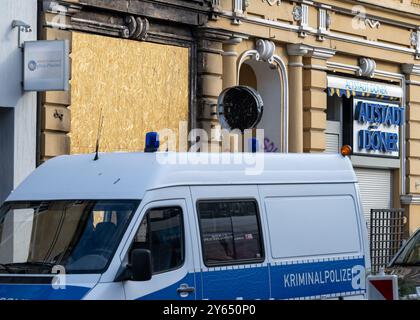 Eberswalde, Allemagne. 24 septembre 2024. Des véhicules du service des enquêtes criminelles se trouvent devant un immeuble résidentiel et commercial incendié dans le centre-ville d'Eberswalde. Un incendie s'est déclaré dans la maison et une dépendance près de la place du marché dans la nuit du 15.09.2024 pour des raisons encore inconnues. Crédit : Soeren Stache/dpa/Alamy Live News Banque D'Images