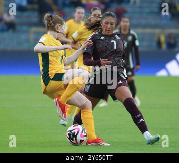 La mexicaine Fatima Servin et l'australienne Sasha Marie Grove se battent pour le ballon lors de la Coupe du monde féminine U-20 de la FIFA à Bogota, en Colombie Banque D'Images