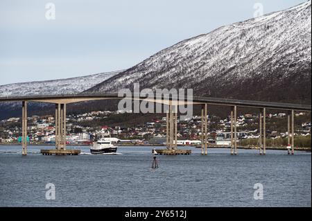 Tromsoe centre-ville et port, lors d'un matin ensoleillé de printemps, Norvège Banque D'Images