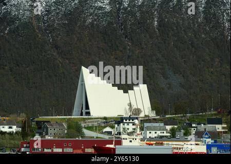 Tromsoe centre-ville et port, lors d'un matin ensoleillé de printemps, Norvège Banque D'Images