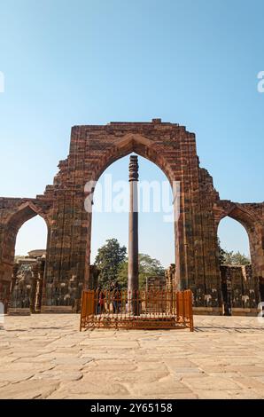 Pilier de fer à la mosquée Quwwat-ul-Islam dans le complexe Qutab Minar, site du patrimoine mondial de l'UNESCO à New Delhi, Inde Banque D'Images