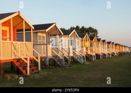 Angleterre, Kent, île de Sheppey, Leysdown on Sea, Row of Coloriful Beach Huts Banque D'Images