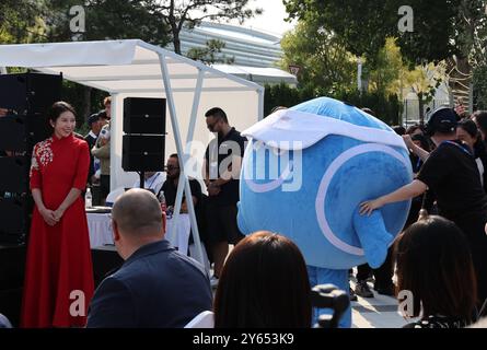 Pékin, Chine. 24 septembre 2024. Mascotte de l'Open de Chine est vue avant le tirage au sort masculin du tournoi de tennis de l'Open de Chine 2024 à Pékin, capitale de la Chine, le 24 septembre 2024. Crédit : Zhang Chen/Xinhua/Alamy Live News Banque D'Images