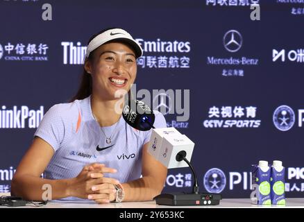 Pékin, Chine. 24 septembre 2024. Zheng Qinwen, de Chine, assiste à une conférence de presse au tournoi de tennis de l'Open de Chine 2024 à Pékin, capitale de la Chine, le 24 septembre 2024. Crédit : Zhang Chen/Xinhua/Alamy Live News Banque D'Images