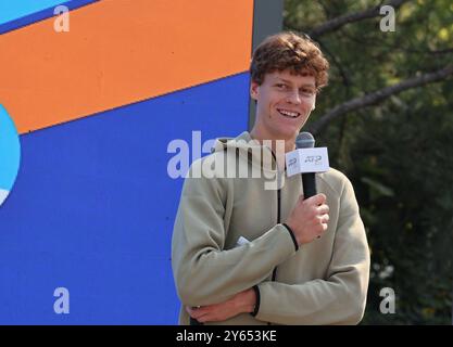 Pékin, Chine. 24 septembre 2024. Jannik Sinner d'Italie prend la parole lors du tirage au sort masculin de l'Open de Chine 2024 à Pékin, capitale de la Chine, le 24 septembre 2024. Crédit : Zhang Chen/Xinhua/Alamy Live News Banque D'Images