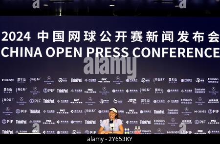 Pékin, Chine. 24 septembre 2024. Zheng Qinwen, de Chine, assiste à une conférence de presse au tournoi de tennis de l'Open de Chine 2024 à Pékin, capitale de la Chine, le 24 septembre 2024. Crédit : Zhang Chen/Xinhua/Alamy Live News Banque D'Images