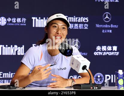 Pékin, Chine. 24 septembre 2024. Zheng Qinwen, de Chine, assiste à une conférence de presse au tournoi de tennis de l'Open de Chine 2024 à Pékin, capitale de la Chine, le 24 septembre 2024. Crédit : Zhang Chen/Xinhua/Alamy Live News Banque D'Images