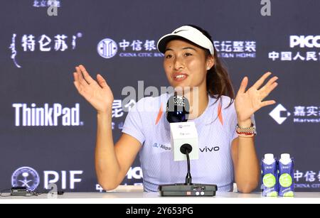 Pékin, Chine. 24 septembre 2024. Zheng Qinwen, de Chine, assiste à une conférence de presse au tournoi de tennis de l'Open de Chine 2024 à Pékin, capitale de la Chine, le 24 septembre 2024. Crédit : Zhang Chen/Xinhua/Alamy Live News Banque D'Images