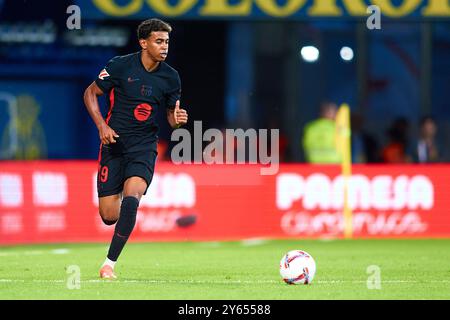 VILLARREAL, ESPAGNE - 22 SEPTEMBRE : Lamine Yamal du FC Barcelone court avec le ballon lors du match de LaLiga entre Villarreal CF et FC Barcelone à l'ES Banque D'Images