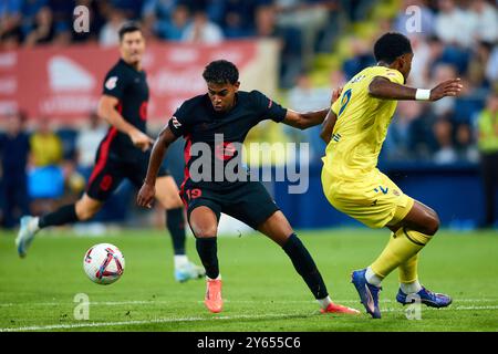 VILLARREAL, ESPAGNE - 22 SEPTEMBRE : Lamine Yamal du FC Barcelone affronte Logan Costa du Villarreal CF lors du match de LaLiga entre Villarre Banque D'Images