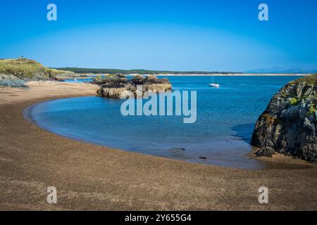 Traeth Llanddwyn. La longue plage, traeth, vue de cette baie paisible sur l'île de Llanddwyn. Banque D'Images