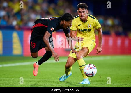 VILLARREAL, ESPAGNE - 22 SEPTEMBRE : Lamine Yamal du FC Barcelone est défié par Sergi Cardona du Villarreal CF lors du match de LaLiga entre Villarr Banque D'Images