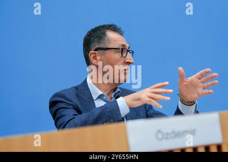 CEM Özdemir in der Bundespressekonferenz Vorstellung des Ernährungsreports 2024 mit Bundesminister für Ernährung und Landwirtschaft CEM Özdemir in der Bundespressekonferenz Berlin GER *** CEM Özdemir à la conférence de presse fédérale présentation du rapport sur l'alimentation 2024 avec le ministre fédéral de l'alimentation et de l'Agriculture CEM Özdemir à la conférence de presse fédérale Berlin GER Banque D'Images