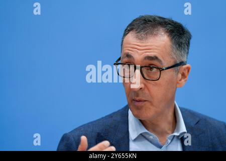 CEM Özdemir in der Bundespressekonferenz Vorstellung des Ernährungsreports 2024 mit Bundesminister für Ernährung und Landwirtschaft CEM Özdemir in der Bundespressekonferenz Berlin GER *** CEM Özdemir à la conférence de presse fédérale présentation du rapport sur l'alimentation 2024 avec le ministre fédéral de l'alimentation et de l'Agriculture CEM Özdemir à la conférence de presse fédérale Berlin GER Banque D'Images