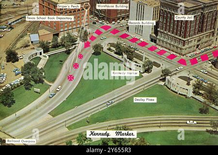 Une image scannée d'une carte postale des années 1960 du site de l'assassinat du président Kennedy montrant trois coups de feu de l'assassin, désapprouvant ainsi l'explication de sa mort par « coup unique ». Cette carte postale photographique format A5 1968 Dexter Press Inc Banque D'Images
