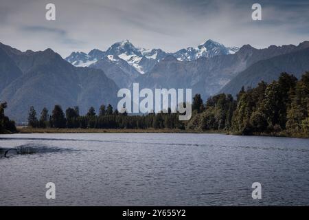 Lac Matheson avec des montagnes enneigées en arrière-plan. Banque D'Images