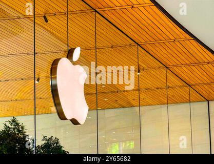 BANGKOK, THAÏLANDE - Sep 23, 2024 : icône de marque de néon de logo Apple sur le bâtiment Apple Store au centre commercial Apple Store ICONSIAM Banque D'Images