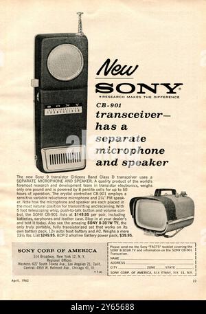 Une publicité de 1962 dans un magazine américain pour un émetteur-récepteur Sony CB-901 à neuf transistors, plus communément connu sous le nom de radio CB. Est également annoncé le Sony 8-301W portable TV ou téléviseur noir et blanc compact. Cette publicité est apparue seulement quatre ans après le septembre 1958, l'établissement par la FCC aux États-Unis d'une classe spéciale de Citizens Radio Service plus tard connu sous le nom de Citizens Band Service Banque D'Images