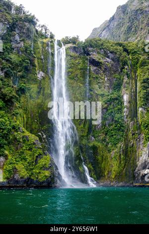 Les pittoresques chutes de Stirling vues lors d'une croisière en bateau le long du Milford Sound. Banque D'Images