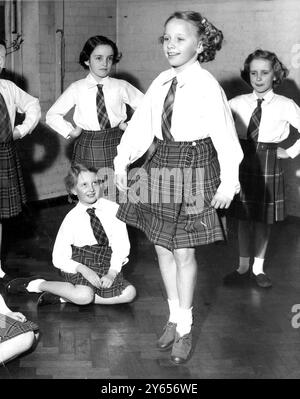 Les écoliers jouent un rôle de premier plan dans les célébrations du Festival d'Eltham organisées pour marquer le huit centième anniversaire de la paroisse d'Eltham . Les élèves de Ealdham Road Junior School sont occupés à répéter pour l'exposition qu'ils doivent donner vendredi soir. Ils sont vus ici exécutant l'une des danses country qui fait partie de leur programme , conduisant l'équipe dans un rouleau écossais est Cynthia Elliott, neuf ans d'Edgeworth Road Eltham , South East London , Angleterre . - - 29 mars 1960 Banque D'Images