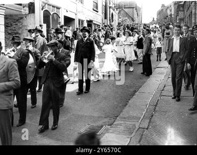 La danse florale . Le groupe , le maire et les jeunes danseurs font un spectacle gay dans les rues ensoleillées de Helston , Cornwall - - 1944 Banque D'Images