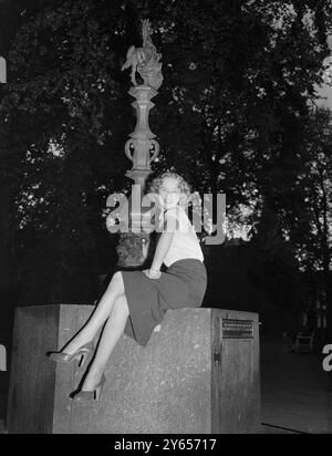 Avant - Row Coronation Seat Her Prize. Londres ; ' Miss Afrique du Sud ' est une blonde aux cheveux Ingrid Rita Mills , 20 ans sténographe dactylographe . Pour gagner le titre dans une nation - large compétition Ingrid obtient , dans le cadre de son prix , un siège avant au couronnement . Elle a apporté avec ses cadeaux d'oranges des enfants de sa maison - ville , Port Elizabeth , pour le Prince Charles et la Princesse Anne . Spectacles de photos : la charmante Miss Afrique du Sud posant sur un socle londonien . 30 mai 1953 Banque D'Images