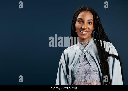Une jeune femme élégante rayonne de confiance, soulignant sa personnalité unique. Banque D'Images