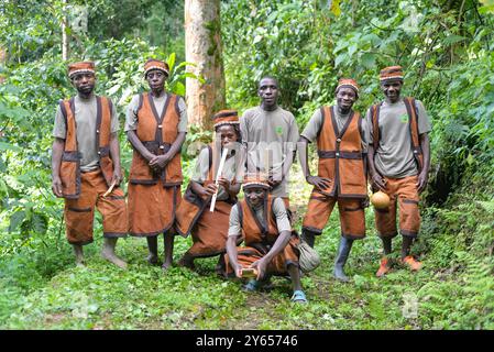 Un groupe de Pygmées ( Batwa dans le parc national de Bwindi Impenerable Ouganda Banque D'Images