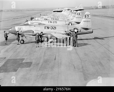 Le chasseur à réaction I6 Lockheed F-80a du 56e groupe de chasse de l'United States Air Force est arrivé à Odiham, Hampshire depuis la base aérienne Selfridge, Mount Clemens, Michigan. Ils sont sur teh Firswt vol d'entraînement outre-mer des avions à réaction de l'USAF et sont en route vers l'Allemagne. Les Shooting Stars resteront en Angleterre pendant environ deux semaines. 21 juillet 1948 Banque D'Images