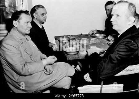 Hermann Goering avec Rosenberg et Doenitz au petit déjeuner avant les procès de Nuremberg Banque D'Images