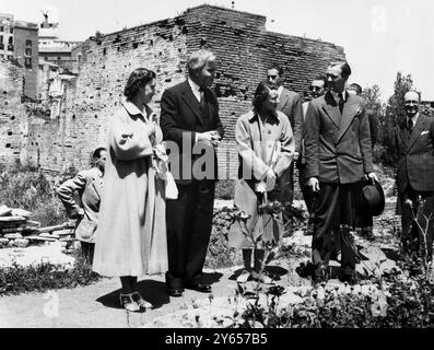 La princesse Margaret visite les sites historiques de Rome. Pendant son séjour à Rome , pendant ses vacances en Italie, SAR la Princesse Margaret a visité de nombreux lieux d'intérêt accompagnés par le professeur Ward Perkins , chef de l'École britannique de Rome , et le professeur Giulio Bartolin , autorité mondialement connue sur les célèbres reliques romaines . Expositions de photos : Une photo de la princesse Margaret et du professeur Ward Perkins et son parti sur la colline de Palantine pendant leur visite. 14 mai 1949 Banque D'Images