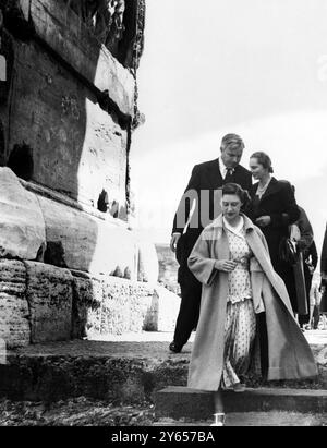 La princesse Margaret visite les sites historiques de Rome. Pendant son séjour à Rome , pendant ses vacances en Italie, SAR la Princesse Margaret a visité de nombreux lieux d'intérêt accompagnés par le professeur Ward Perkins , chef de l'École britannique de Rome , et le professeur Giulio Bartolin , autorité mondialement connue sur les célèbres reliques romaines . Spectacles de photos : Princesse Marguerite sous l'Arc de Titus, au milieu du Forum . Derrière elle, le professeur Ward Perkins parle avec Lady Harvey , la princesse Lady - en attente . 14 mai 1949 Banque D'Images